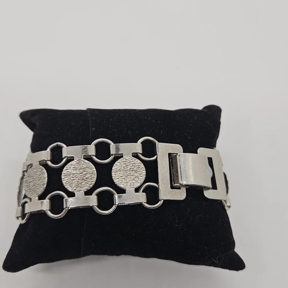 Sarah Coventry silver tone textured circle chain bracelet